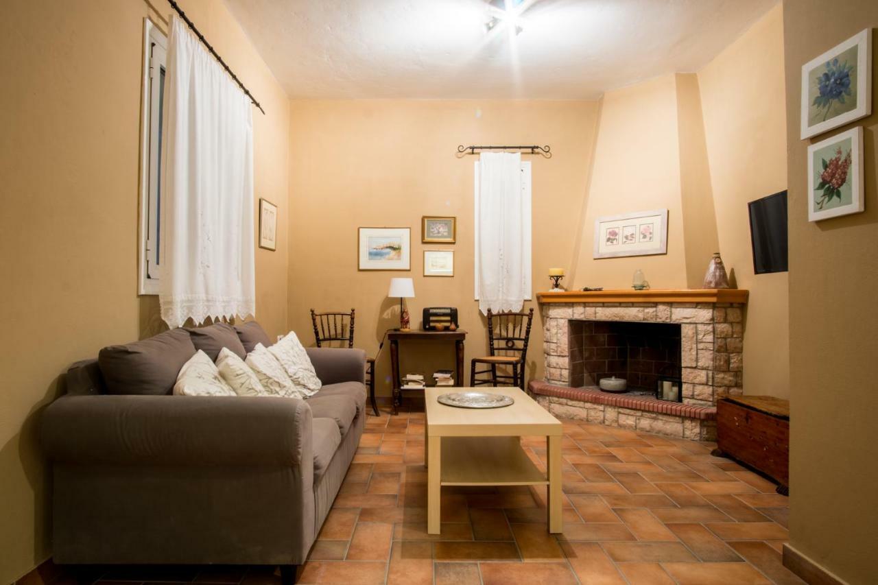 Almond Trees Cottage Divarata Exterior photo
